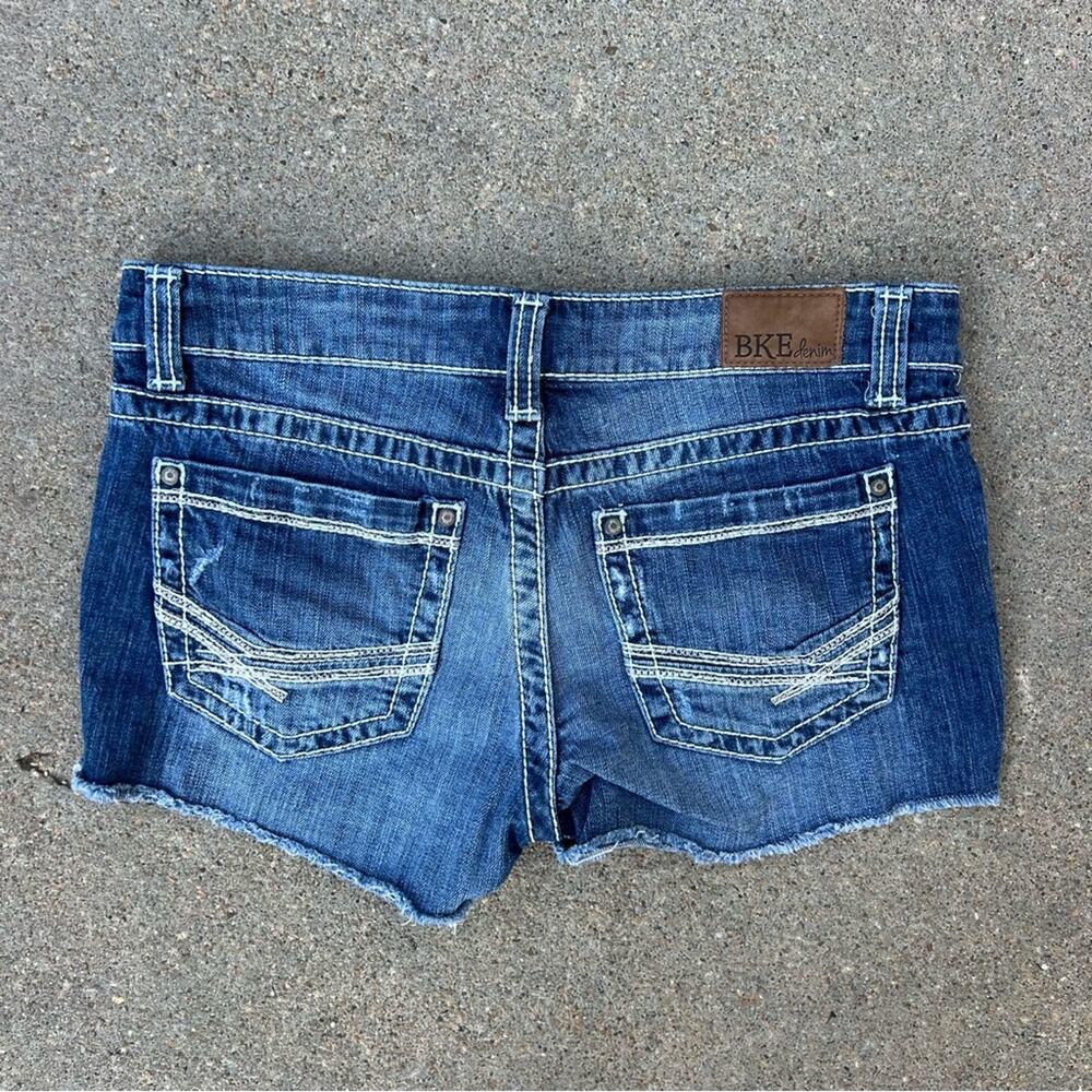 buckle BKE Stella cut off frayed hem jean shorts Size 28 BPL1610